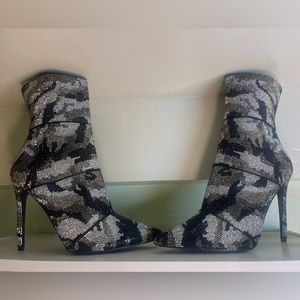 Never worn, Steve Madden - Crystal booties
